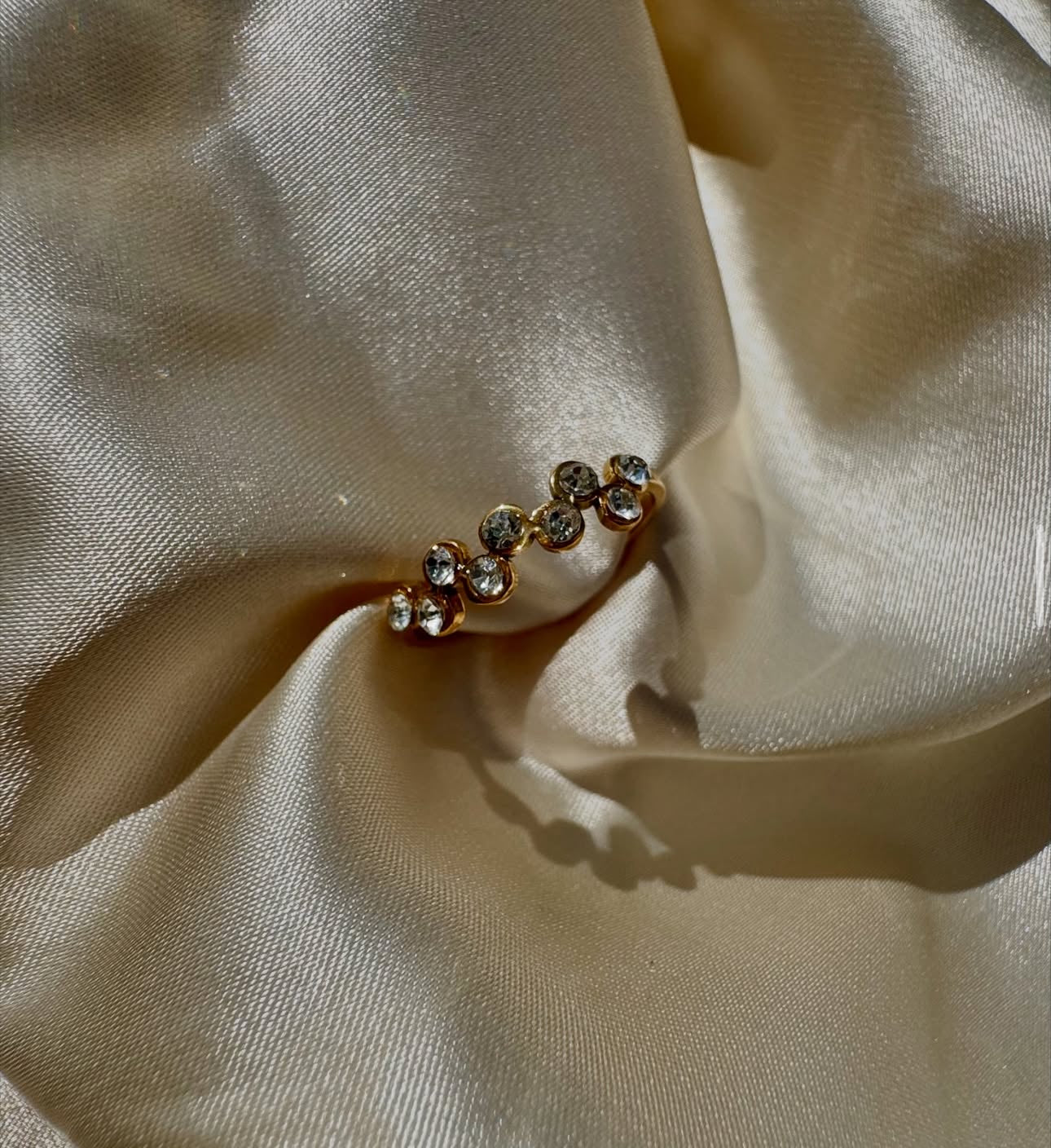 Позлатен пръстен с камъчета